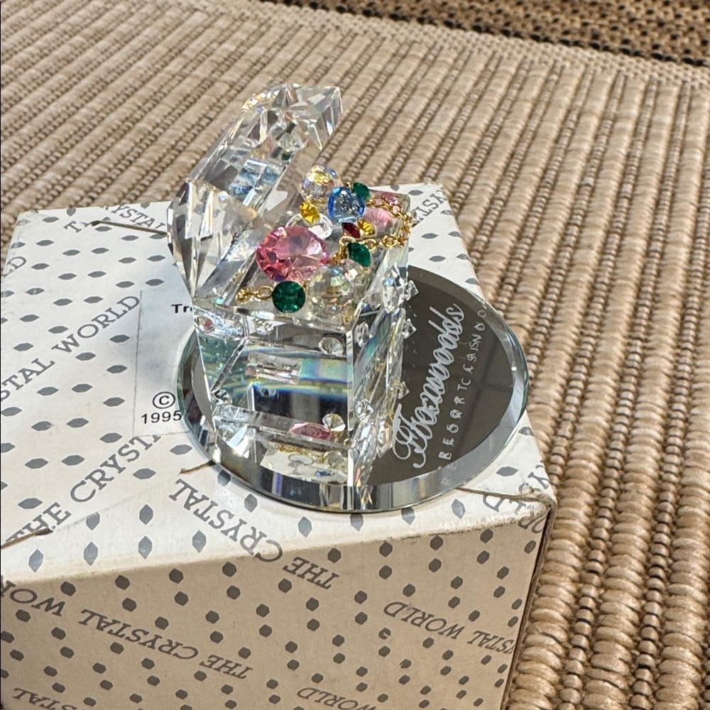 Vintage Rare Crystal World Treasure Chest 1995 - Picture 4 of 15